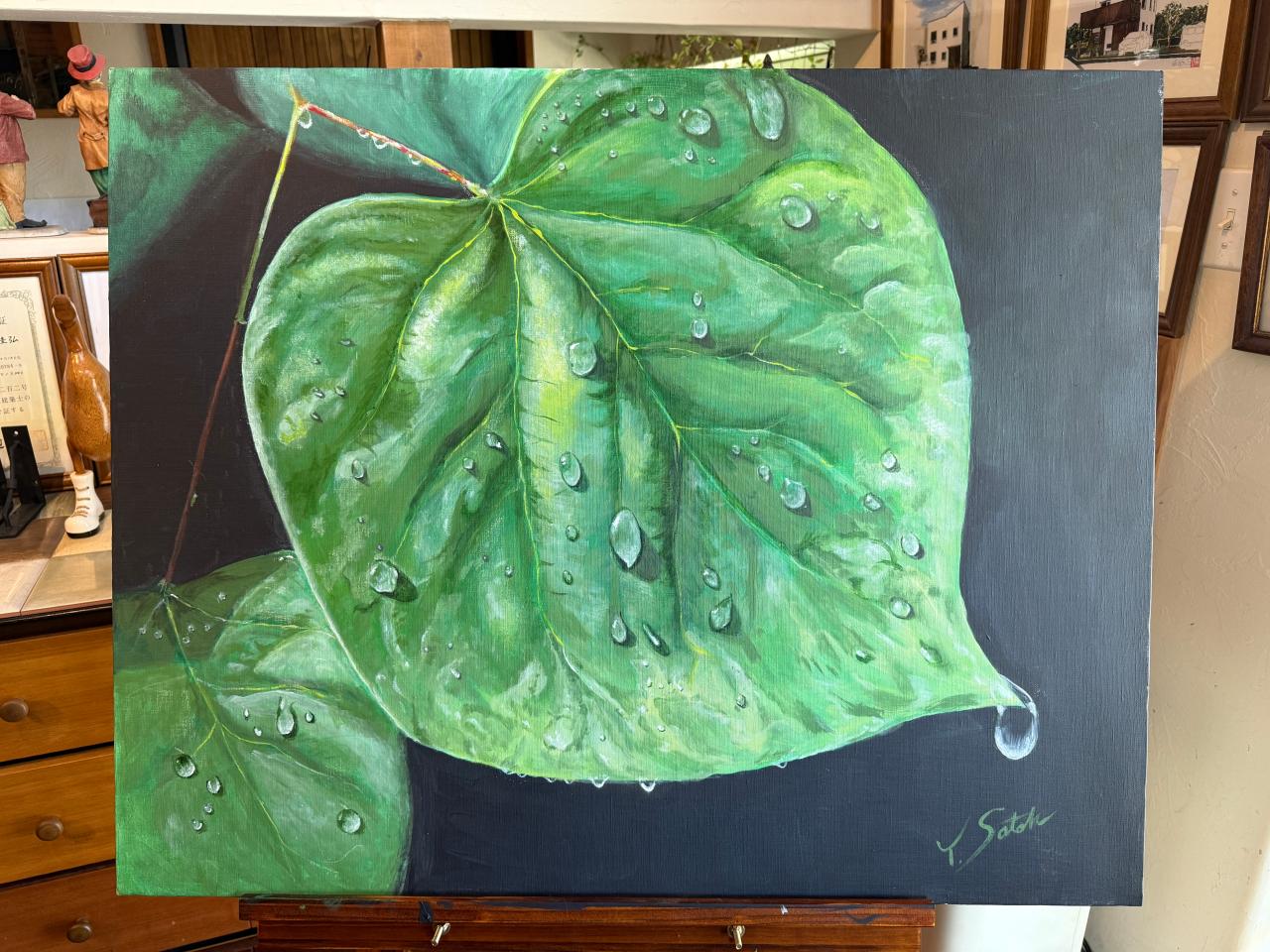 水滴のキラメキより葉の程良い描き込みのバランスに苦労しました。